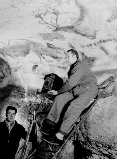 Le photographe Claudio Emmer prenant en photo, sous la surveillance de Jacques Marsal, une peinture à l’entrée du Diverticule axial pour illustrer l’ouvrage de Georges Bataille Lascaux ou la naissance de l’art (paru en 1955). Photo Hans Hinz 