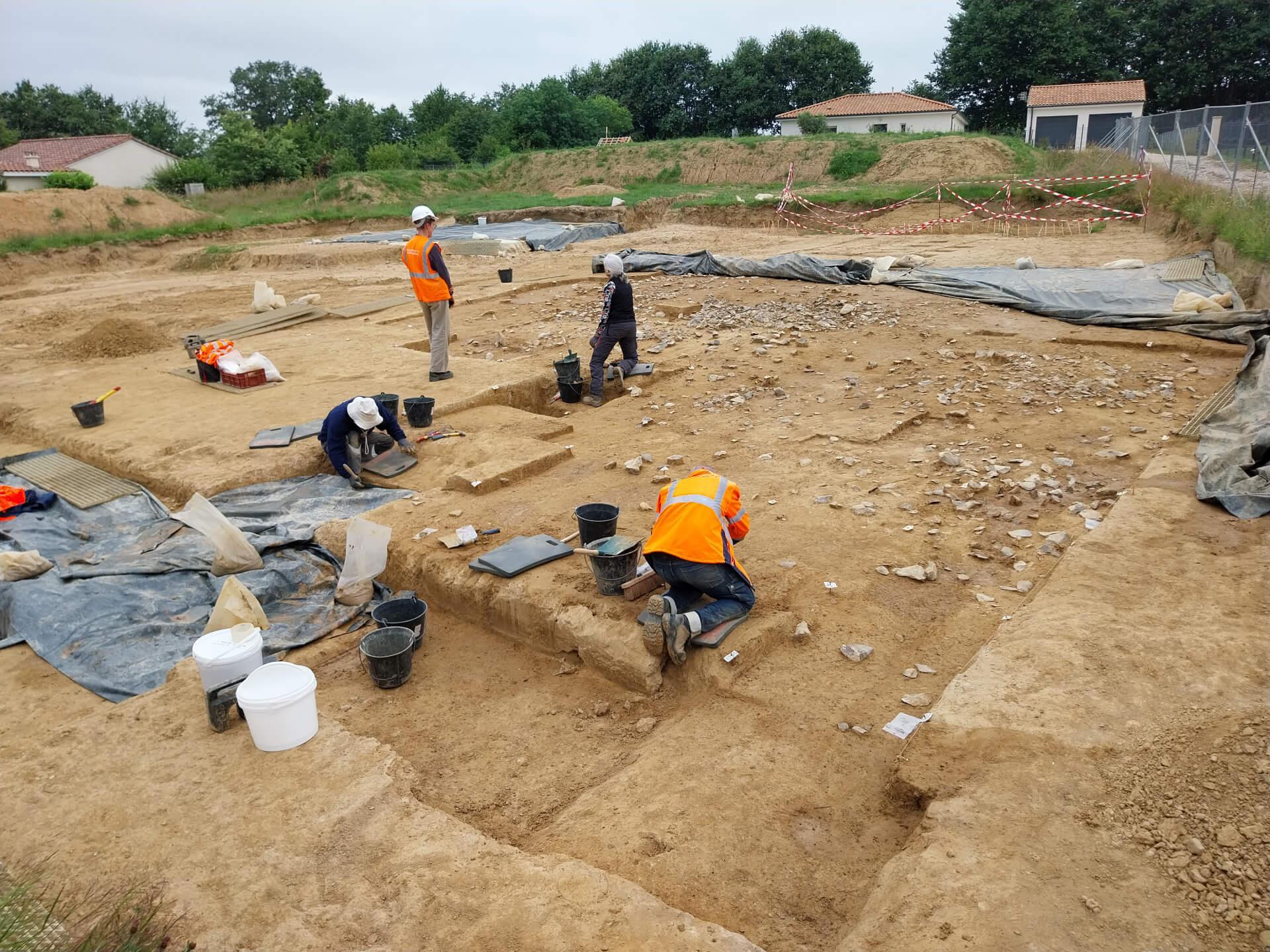 Illustration table ronde Chroniques solutréennes