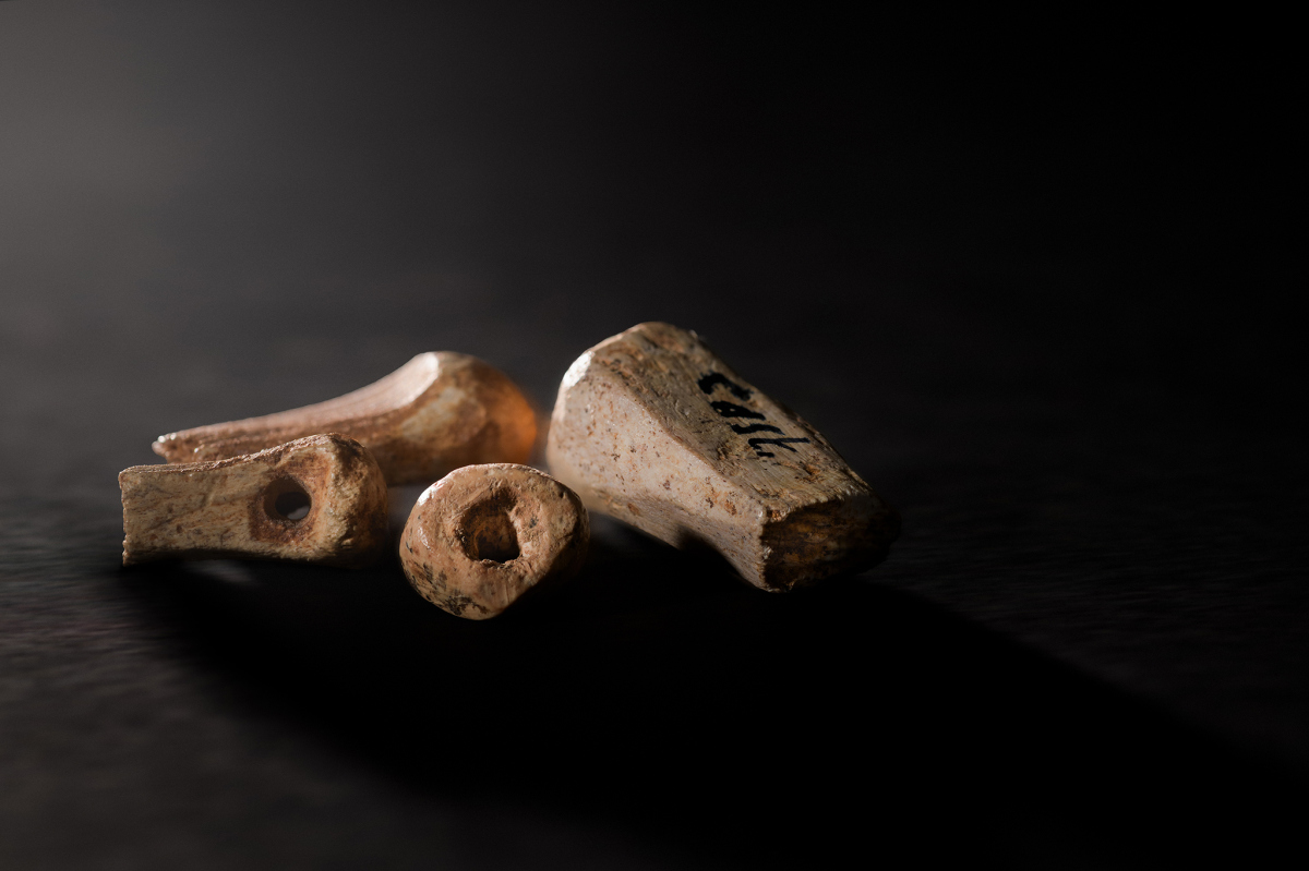 Composition MNP 1935-1-181,182,183 Abris Castanet, ébauches perles et MNP 1993-2-29-14 Gatzarria, perle en anse de panier