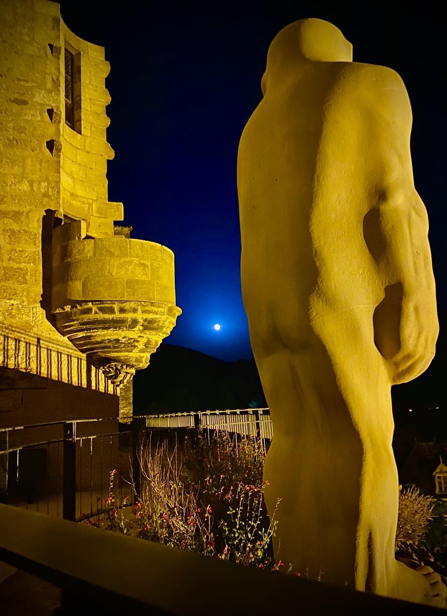 Homme primitif de nuit