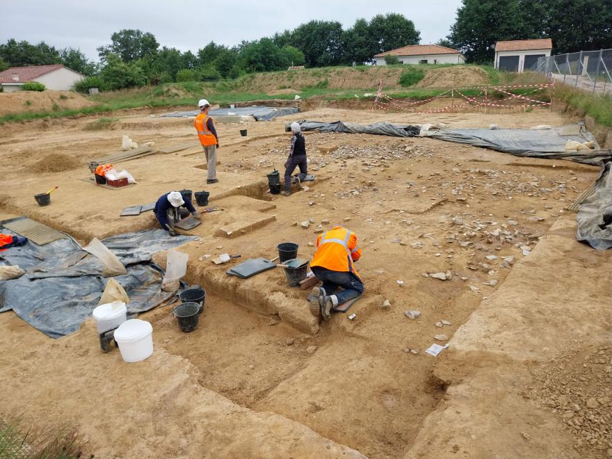 Illustration table ronde Chroniques solutréennes
